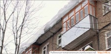 Козырек над балконом в пятиэтажке..