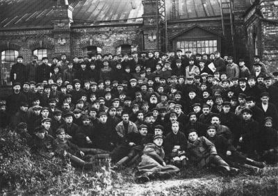Рабочие железнодорожных мастерских. 1918 год