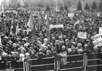 На митинге протеста против политика президента и правительства у спорткомплекса Полет. Вторая половина 1990-х годов